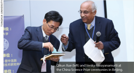 Qikun Xue (left) and Venky Narayanamurti at the China Science Prize ceremonies in Beijing. (Tsinghua University)